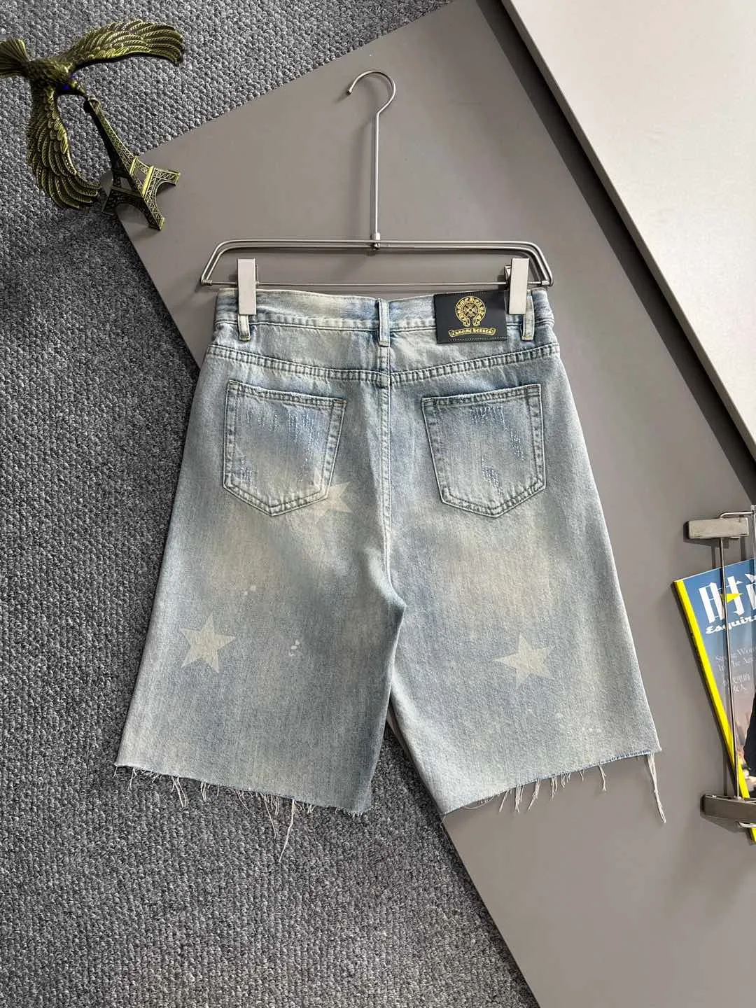 🅿️330 Croxin 2025 summer new jeans denim shorts are woven from imported Japanese Denim plain cotton denim fabrics. They are complete with three standards. The top stonewashing process makes the texture reach the old taste of the 1980s. It is soft, delicate, comfortable and breathable. The color has a modern and fashionable vicissitudes. The upper body is versatile and fashionable! Light luxury, a must-have item for daily commuting! Code number: 28-38 (please state your height and weight when placing an order)